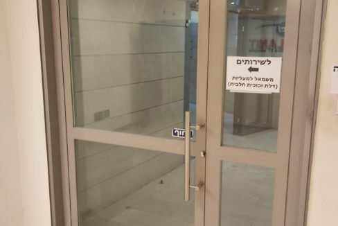 כניסה לקומת משרדים פארק אפק