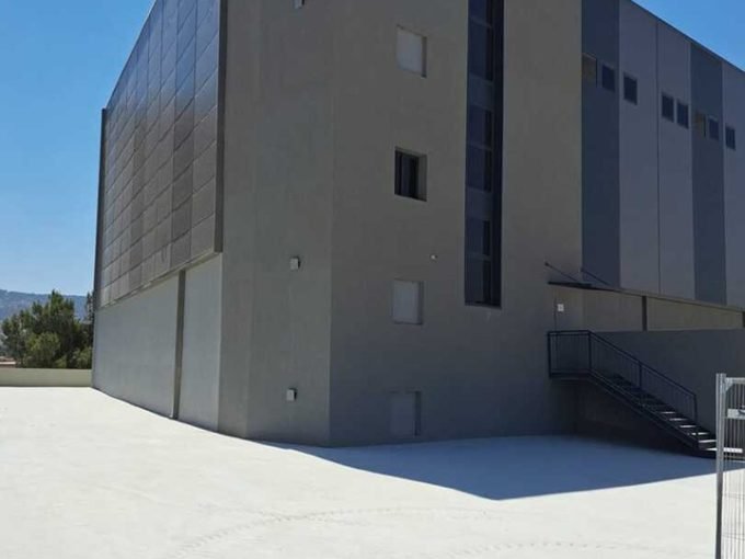 למכירה מבנה תעשייה בשלמות בהר טוב צילום מחוץ למבנים