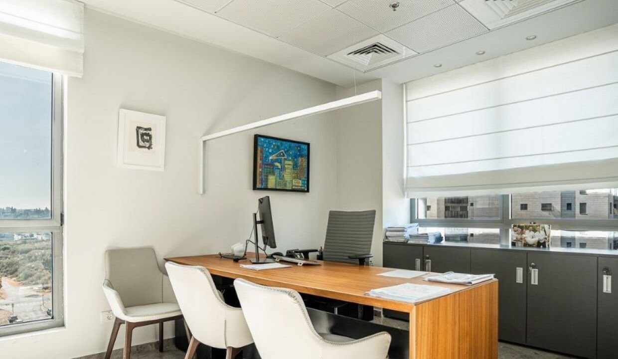 למכירה קומת משרדים בפארק ינאי פתח תקווה -1