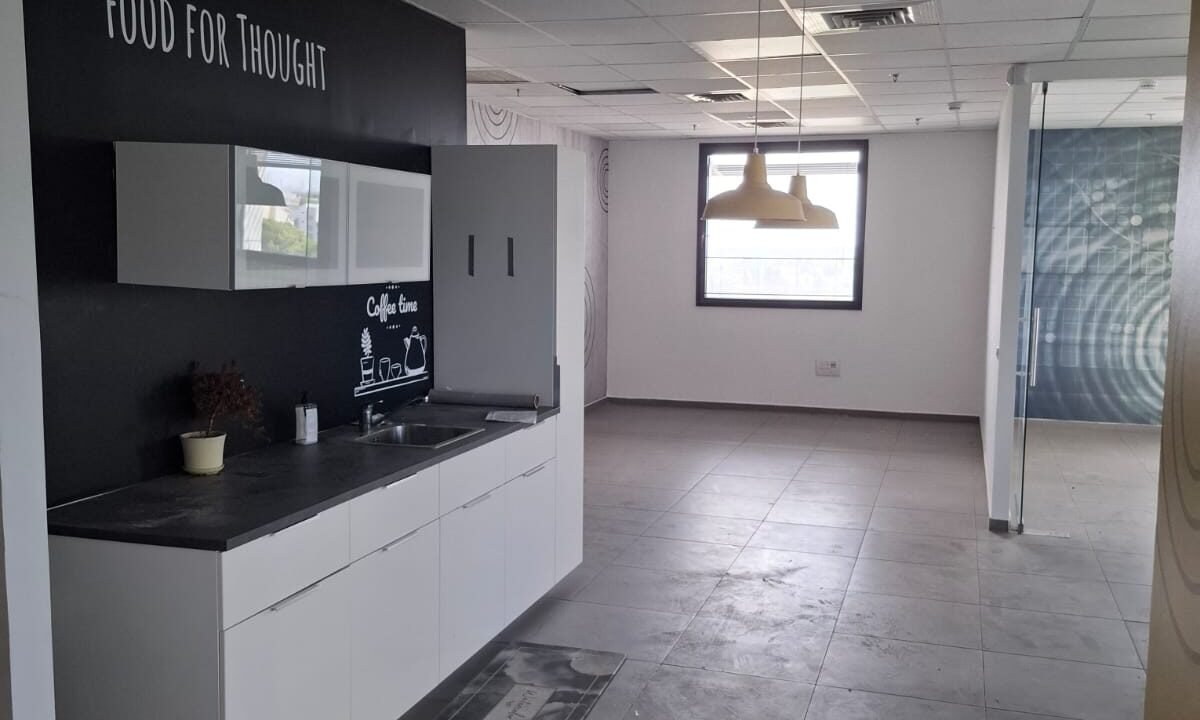 להשכרה משרדים בכפר סבא מטבחון  קומה 7