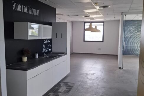 להשכרה משרדים בכפר סבא מטבחון  קומה 7