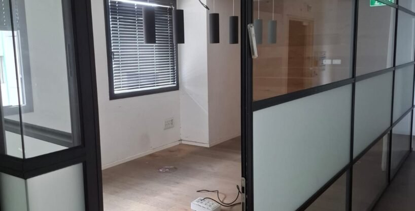להשכרה משרד בכפר סבא עם יציאה למרפסת